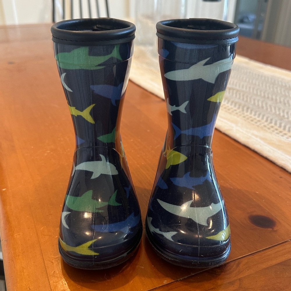 Carters Size 7 Rainboots